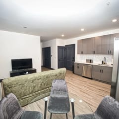Free Indoor Parking| 20 Minutes to NYC| king bed