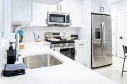 Bright 1BR Apartment • Free Parking • Near NYC - Image 5