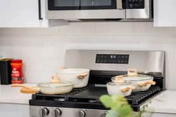 City Adventure-Quick NYC Access-2BR-Free Parking - Image 5