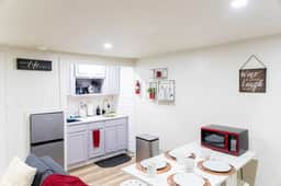 Cozy and convenient studio w/ 3 beds 10min frm NYC - Image 3