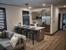 Luxurious and Spacious Apt w/Parking-20 min to NYC - Image 2