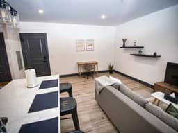Luxurious and Spacious Apt w/Parking-20 min to NYC - Image 4