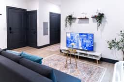 Spacious Apartment Near NYC with Free Indoor Parking - Image 3