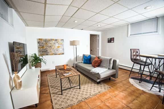Cozy Apt With King Size Bed- Only 5 Miles to NYC - Image 1