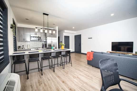 Great Location-20 Mins to NYC-Free Indoor Parking - Image 1