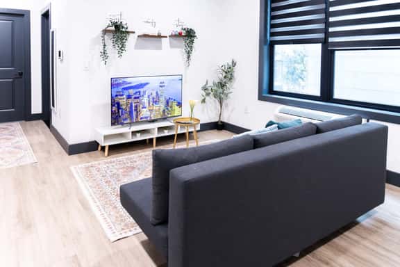 Spacious Apartment Near NYC with Free Indoor Parking - Image 1