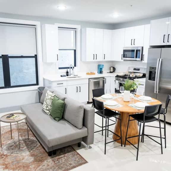Bright 1BR Apartment • Free Parking • Near NYC - Image 1