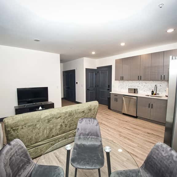 Free Indoor Parking| 20 Minutes to NYC| king bed - Image 1