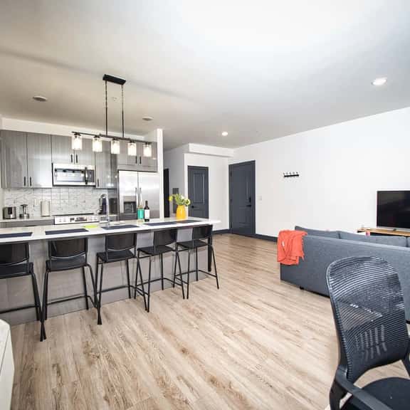 Great Location-20 Mins to NYC-Free Indoor Parking - Image 1