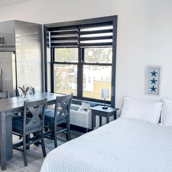Stylish Studio Apt-Outside NYC - Image 1