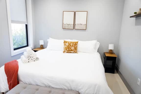 Bright 1BR Apartment • Free Parking • Near NYC - Image 2
