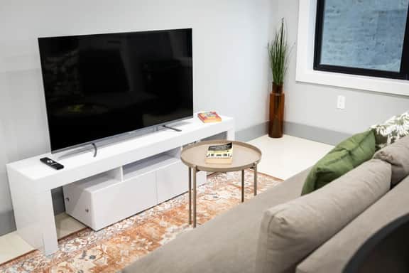 Bright 1BR Apartment • Free Parking • Near NYC - Image 3