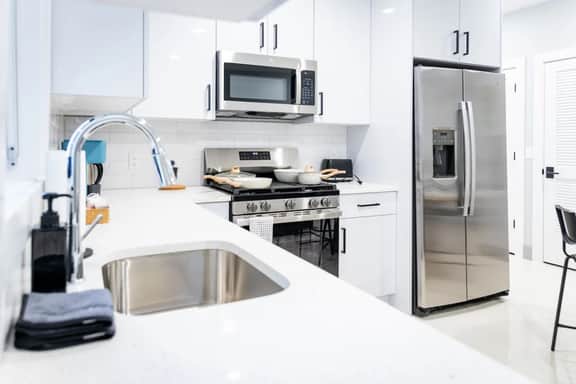 Bright 1BR Apartment • Free Parking • Near NYC - Image 5