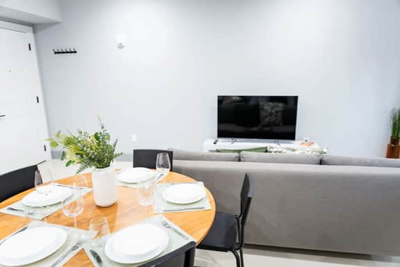 Bright 1BR Apartment • Free Parking • Near NYC - Image 4