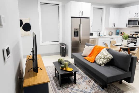 City Adventure-Quick NYC Access-2BR-Free Parking - Image 2