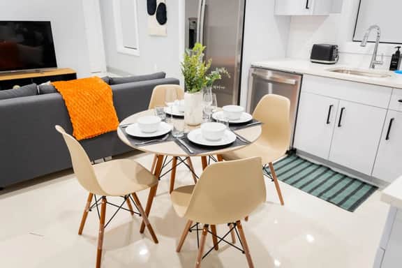 City Adventure-Quick NYC Access-2BR-Free Parking - Image 3