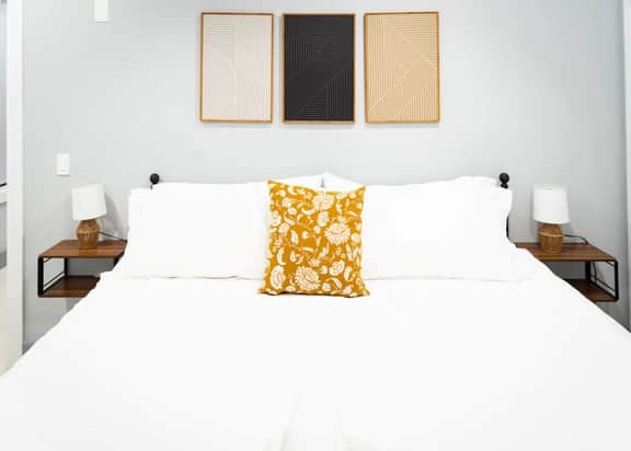City Adventure-Quick NYC Access-2BR-Free Parking - Image 4