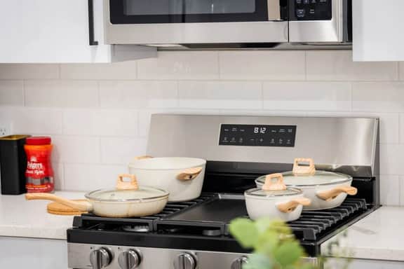 City Adventure-Quick NYC Access-2BR-Free Parking - Image 5
