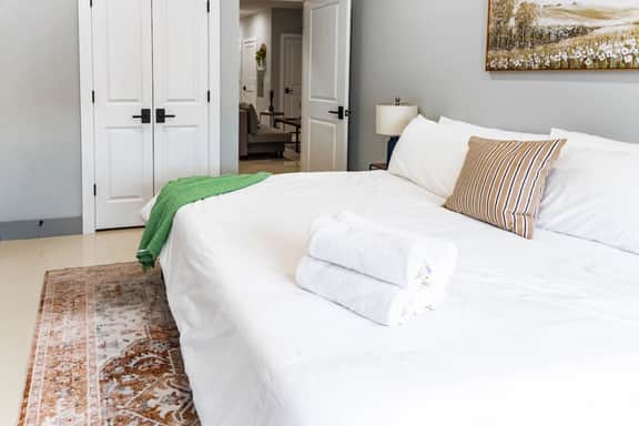 City Life-2 Bedrooms-Free Indoor Parking-20minNYC - Image 2