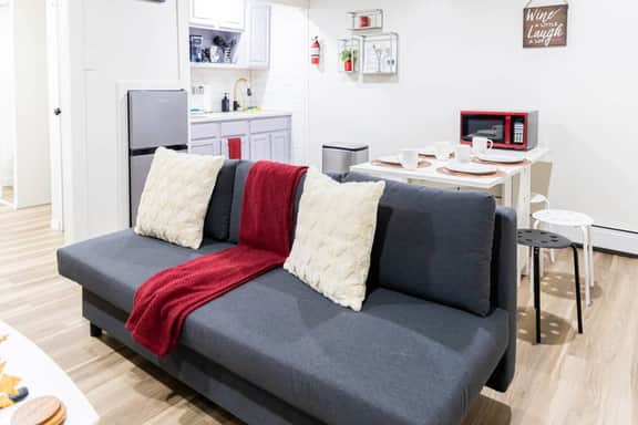 Cozy and convenient studio w/ 3 beds 10min frm NYC - Image 5