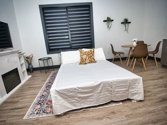 Excellent Location-20 Minutes to NYC-Free Parking - Image 2