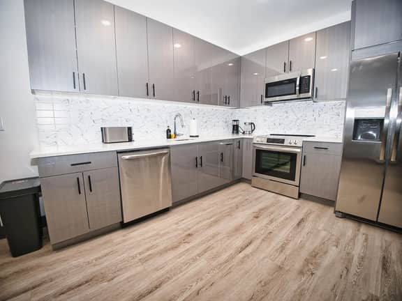 Free Indoor Parking| 20 Minutes to NYC| king bed - Image 4