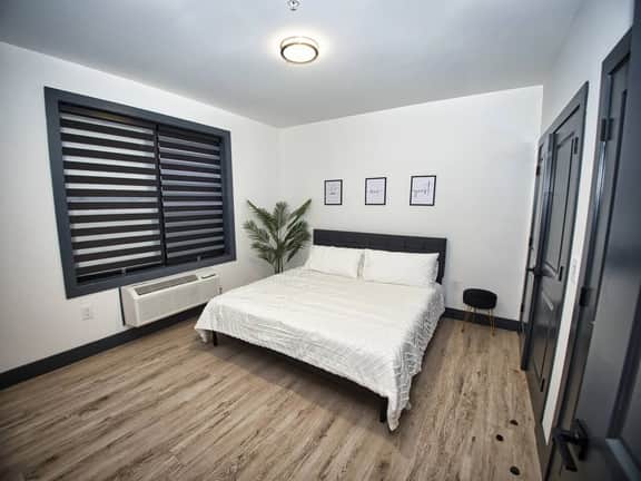 Free Indoor Parking| 20 Minutes to NYC| king bed - Image 3