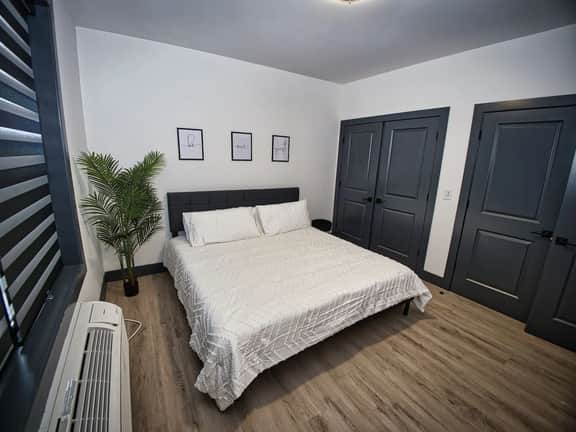Free Indoor Parking| 20 Minutes to NYC| king bed - Image 2