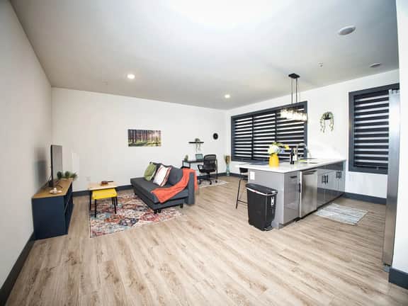 Great Location-20 Mins to NYC-Free Indoor Parking - Image 5