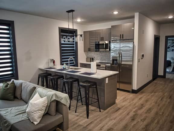 Luxurious and Spacious Apt w/Parking-20 min to NYC - Image 2
