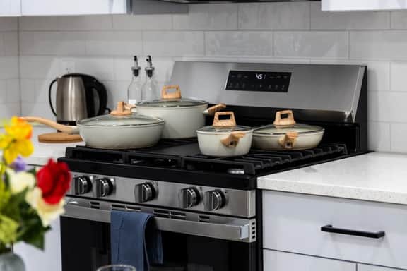 Modern 2BR • Quick NYC Access + Free Parking - Image 5