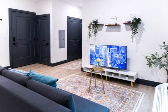 Spacious Apartment Near NYC with Free Indoor Parking - Image 3