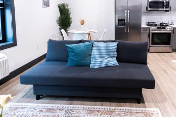 Spacious Apartment Near NYC with Free Indoor Parking - Image 4