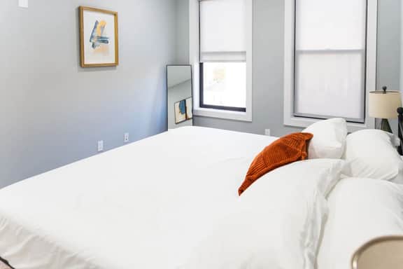 Stylish 2 BR w/ Free Indoor Parking-20 Min to NYC - Image 4