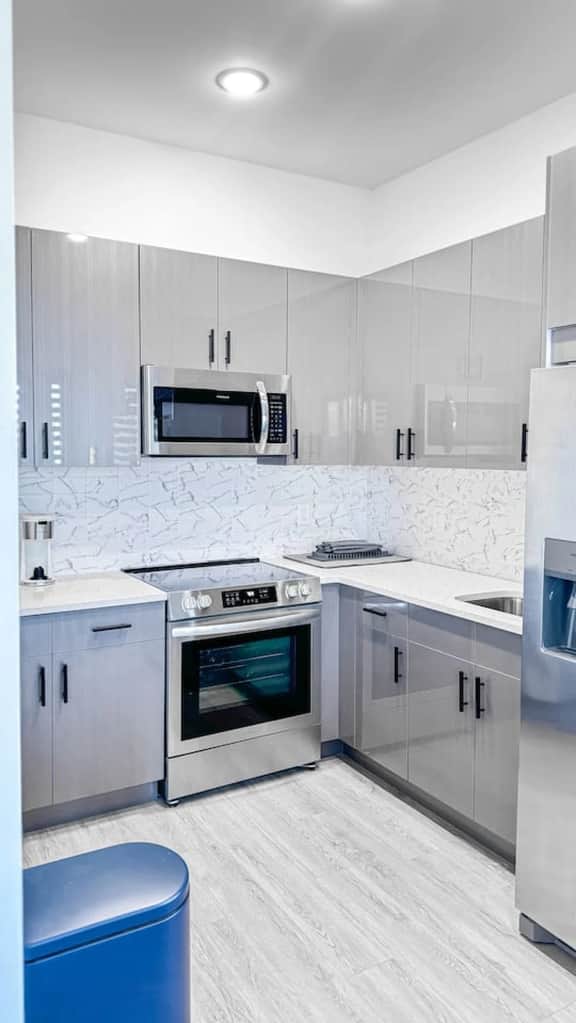 Stylish Studio Apt-Outside NYC - Image 3