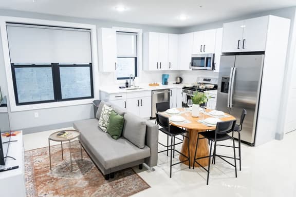 Bright 1BR Apartment • Free Parking • Near NYC - Image 1