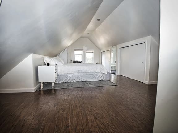 Comfy 3rd Floor Studio Near NYC - Image 1