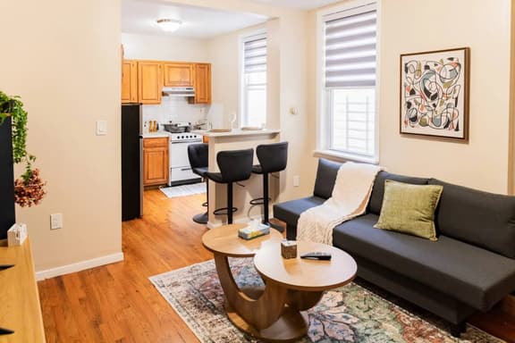 Cozy 1BR in WNY – Direct Bus to Times Square - Image 1