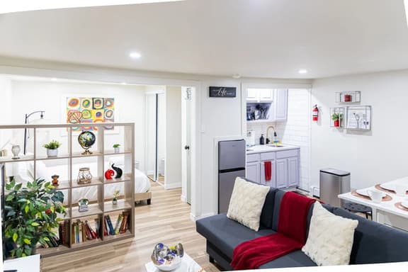 Cozy and convenient studio w/ 3 beds 10min frm NYC - Image 1