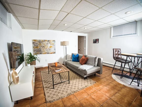 Cozy Apt With King Size Bed- Only 5 Miles to NYC - Image 1