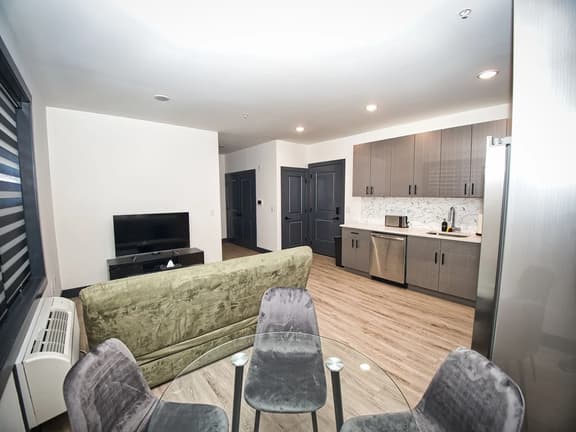 Free Indoor Parking| 20 Minutes to NYC| king bed - Image 1
