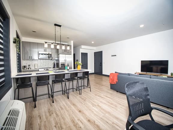 Great Location-20 Mins to NYC-Free Indoor Parking - Image 1