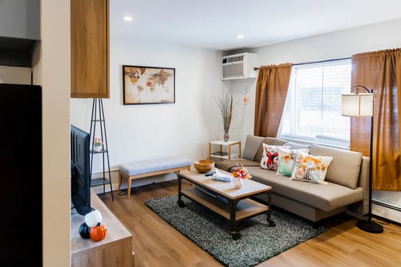 Spacious 2-Bedroom Apartment NYC-10 mins away - Image 1
