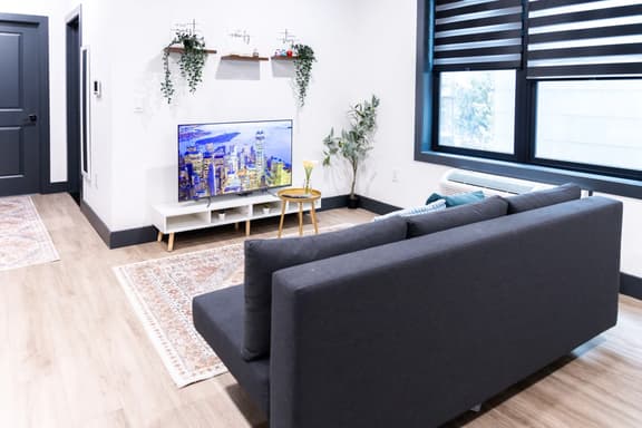 Spacious Apartment Near NYC with Free Indoor Parking - Image 1