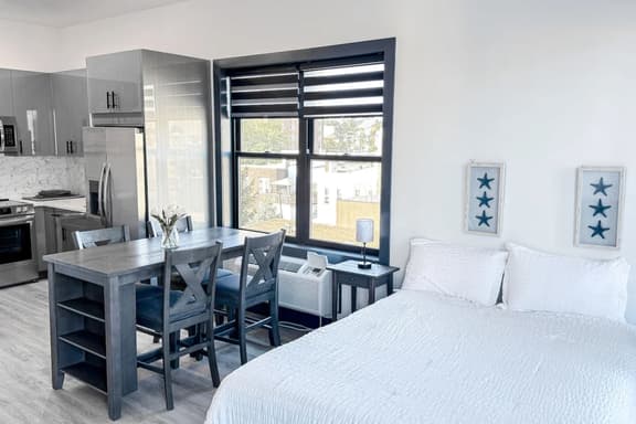 Stylish Studio Apt-Outside NYC - Image 1